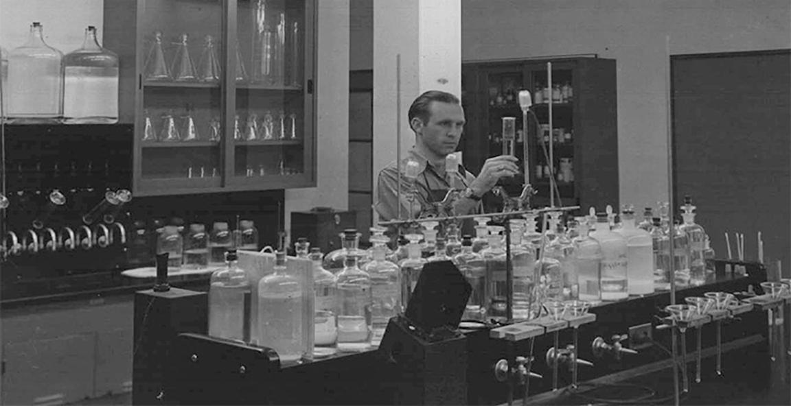 化学家Paul Bodenhofer在化学实验室<a href='http://7a8s9q.21bc.net'>188bet棋牌平台</a>. 1942年2月9日.