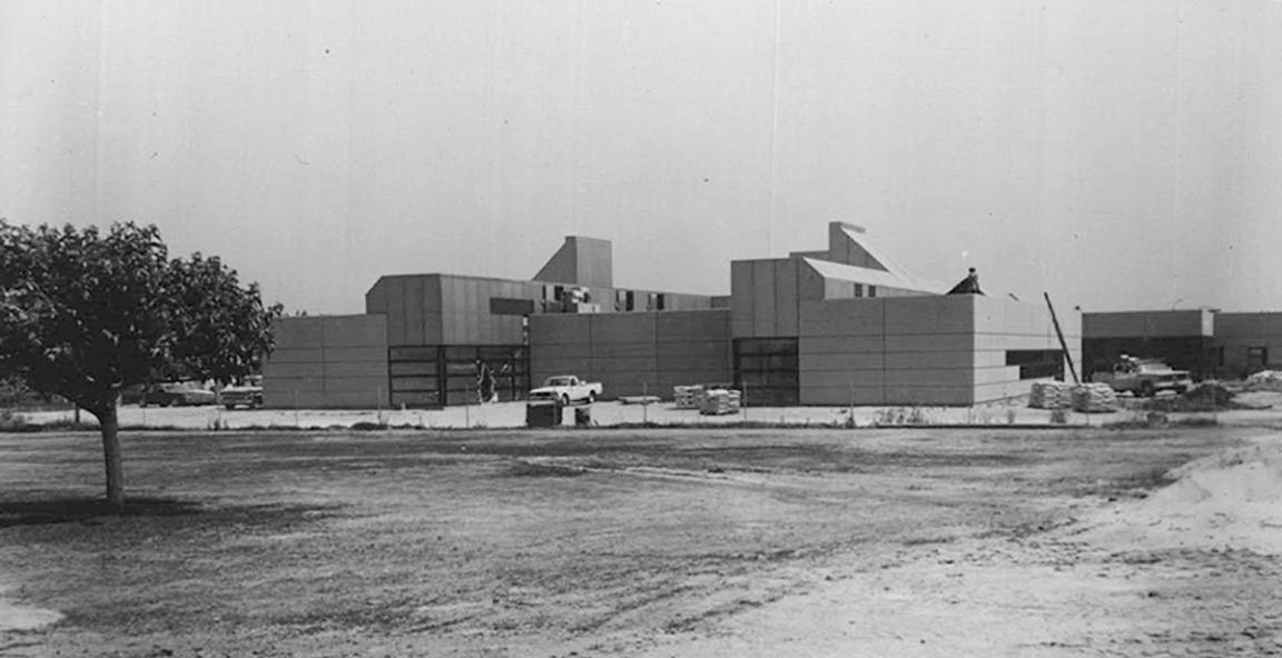 新建水质实验室. 建筑的西端向东望去. 1984年5月23日.
